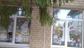 Украсили окна школы на осеннюю тематику