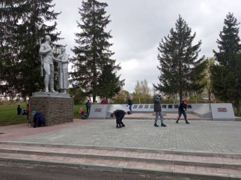 Уборка территории памятника погибшим воинам в ВОв