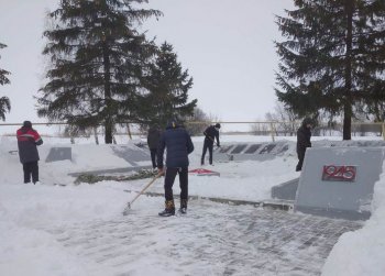 Акция«Снежный десант»по очистке от снега памятника