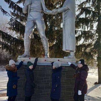 Возложение цветов к памятнику погибшим воинам