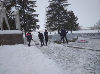 Акция по очистке от снега памятников воинам ВОв